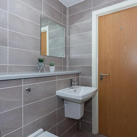 Cosy And Modern Media City Two Bedroom Apartment With Free Parking And Access To Gym & Cinema Room