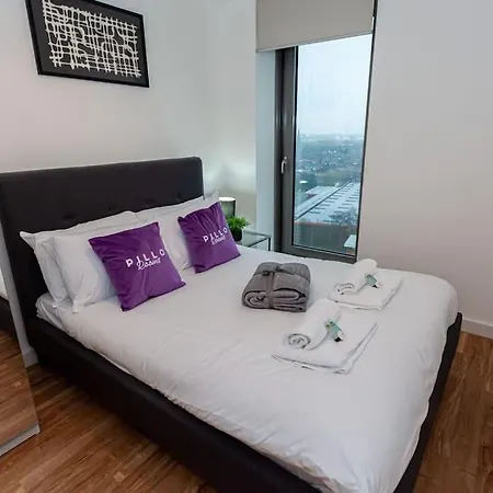 Cosy And Modern Media City Two Bedroom Apartment With Free Parking And Access To Gym & Cinema Room