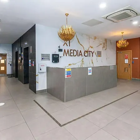 Cosy And Modern Media City Two Bedroom Apartment With Free Parking And Access To Gym & Cinema Room *