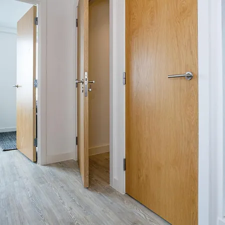 Contemporary 2 Bedroom Duplex In Salford Daire *