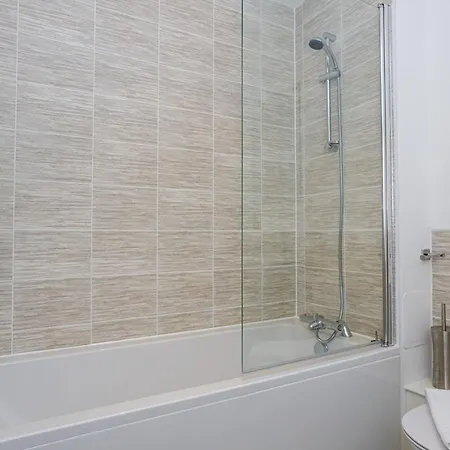 Contemporary 2 Bedroom Duplex In Salford Daire Manchester