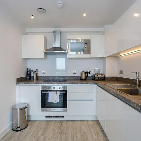 Contemporary 2 Bedroom Duplex In Salford