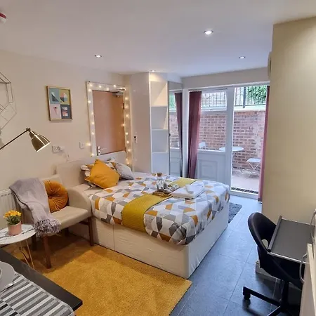 Lovely Studio-freeparking Nearby Restaurants Stores, Tram, Metro Link & Bus Stop Apartment Manchester