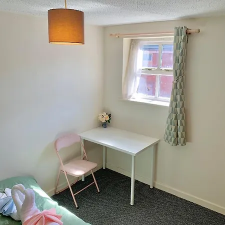 Beautiful Double Bedroom Hosted Near Uni And City Center Манчестер
