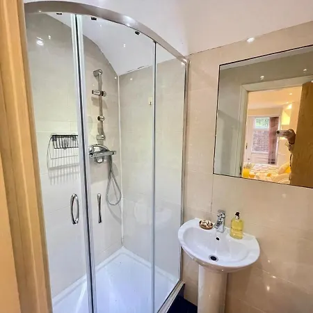 Apartment Lovely Studio-freeparking Nearby Restaurants Stores, Tram, Metro Link & Bus Stop *