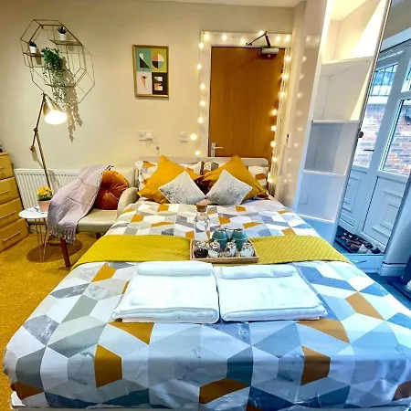 Lovely Studio-freeparking Nearby Restaurants Stores, Tram, Metro Link & Bus Stop Apartment