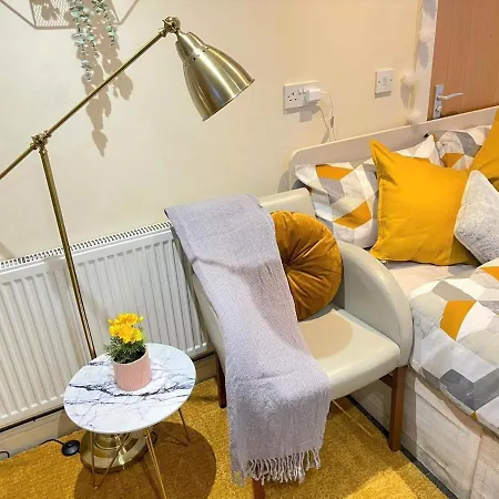 Lovely Studio-freeparking Nearby Restaurants Stores, Tram, Metro Link & Bus Stop Apartment *