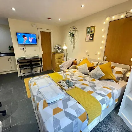 Lovely Studio-freeparking Nearby Restaurants Stores, Tram, Metro Link & Bus Stop Apartment *