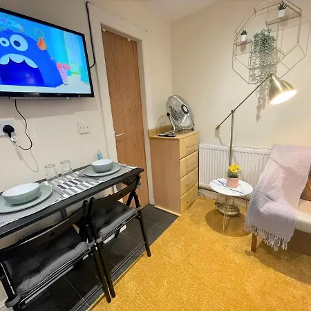Lovely Studio-freeparking Nearby Restaurants Stores, Tram, Metro Link & Bus Stop Manchester