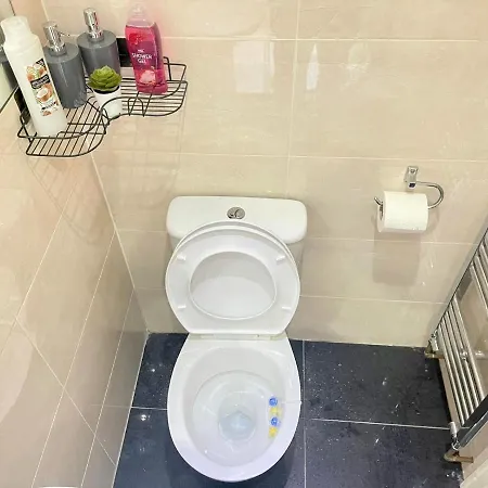Apartment Lovely Studio-freeparking Nearby Restaurants Stores, Tram, Metro Link & Bus Stop