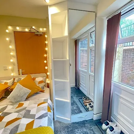 Lovely Studio-freeparking Nearby Restaurants Stores, Tram, Metro Link & Bus Stop * Manchester
