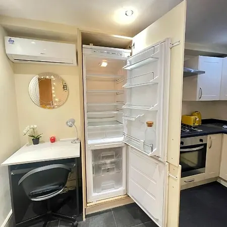 Lovely Studio-freeparking Nearby Restaurants Stores, Tram, Metro Link & Bus Stop Apartment