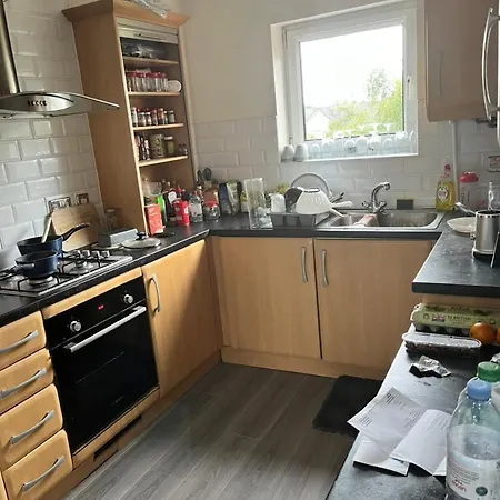 Spacious 1 Bed Apartment With Balcony, Close To Bars, Restaurants And Tram Stop Manchester