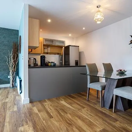 2 Bedroom Apt, With Parking. Northern Quarter شقة