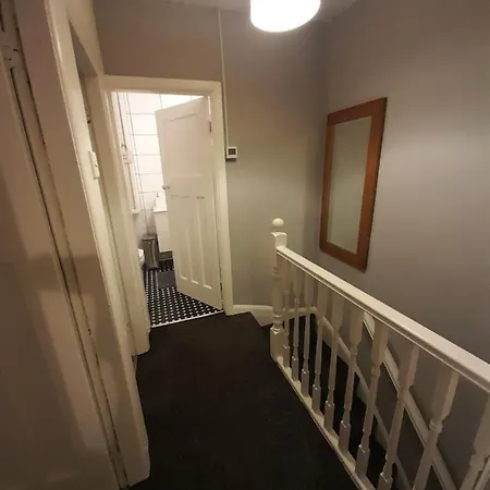 Cosy 4 Bed House 15 Min To Centre