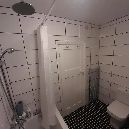Cosy 4 Bed House 15 Min To Centre Manchester