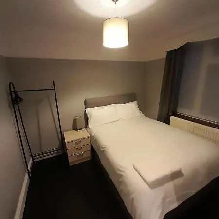 Holiday home Cosy 4 Bed House 15 Min To Centre