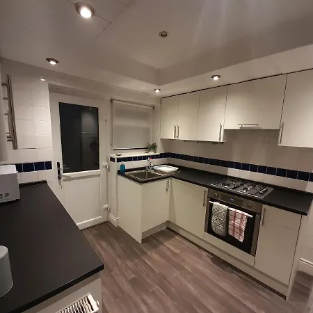 Cosy 4 Bed House 15 Min To Centre *
