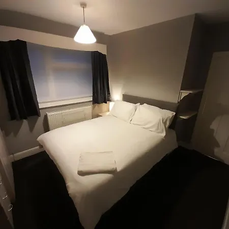 Cosy 4 Bed House 15 Min To Centre Holiday home Manchester