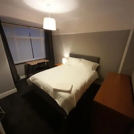 Holiday home Cosy 4 Bed House 15 Min To Centre
