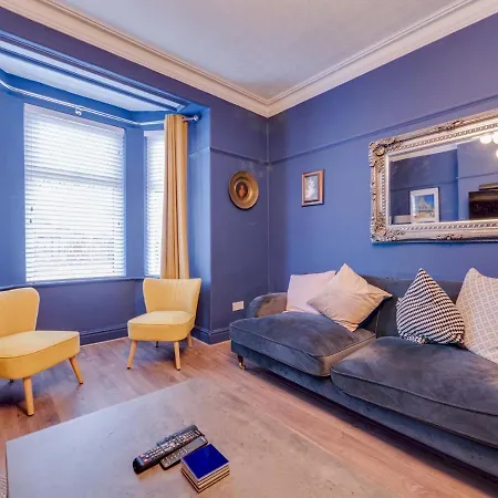 Pass The Keys Unique Stylish 3 Bedroom Sleeps 5 *