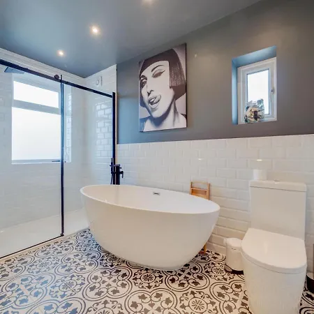 Pass The Keys Unique Stylish 3 Bedroom Sleeps 5 Manchester
