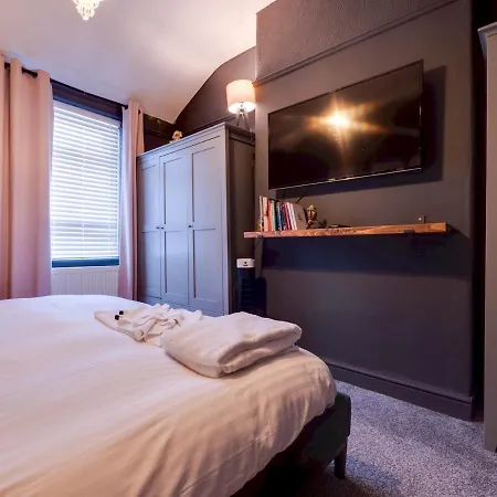 Pass The Keys Unique Stylish 3 Bedroom Sleeps 5 Manchester