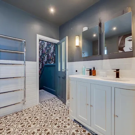 Pass The Keys Unique Stylish 3 Bedroom Sleeps 5