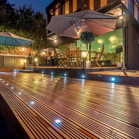 Mansion With Pool & Hot Tub Manchester בית נופש