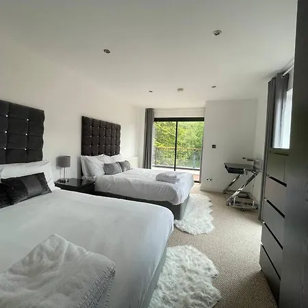 בית נופש Mansion With Pool & Hot Tub Manchester מנצ'סטר