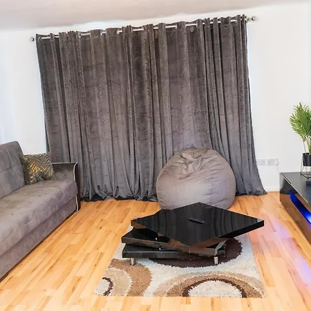 Cosy 2 Bed With Parking Near Piccadilly, Etihad Stadium And Coop Live Sleeps Up To 5 *