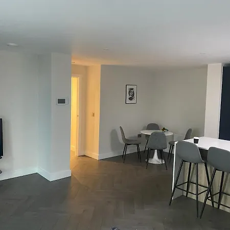 Апартаменты Lovely 2 Bedroom Apartment In Deansgate *