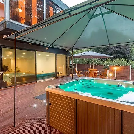 Mansion With Pool & Hot Tub Manchester בית נופש *