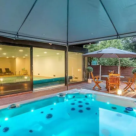 Mansion With Pool & Hot Tub Manchester