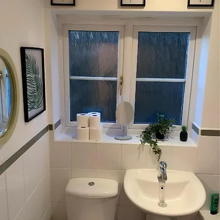 Spacious And Amazing 4 Bedroom Detached House * マンチェスター