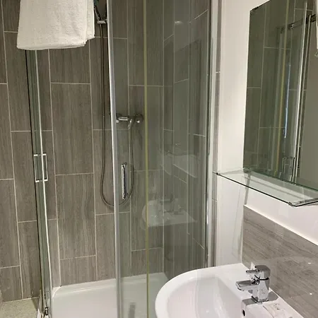 Отель Imperial Salford 3*