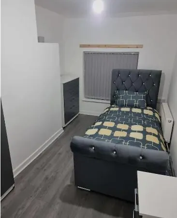Prime Location Refurbished Room In A 3 Bed Loft Lägenhet
