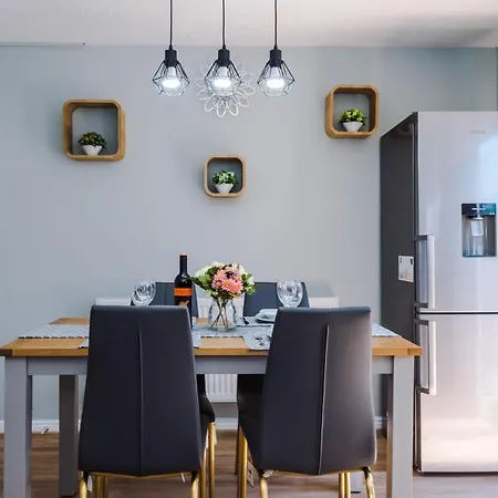 Сasa de vacaciones Stylish 4 Bedroom Close To City Centre *