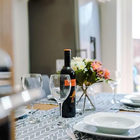 Stylish 4 Bedroom Close To City Centre 度假居