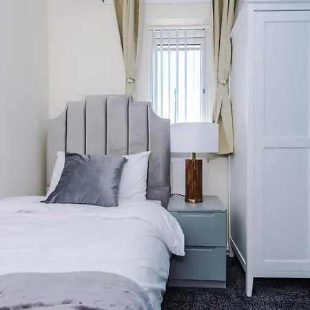 Stylish 4 Bedroom Close To City Centre 度假居