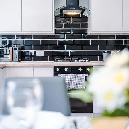 Stylish 4 Bedroom Close To City Centre 度假居 *