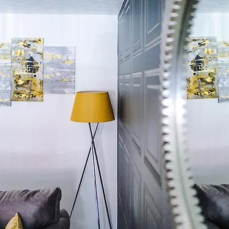Stylish 4 Bedroom Close To City Centre 度假居