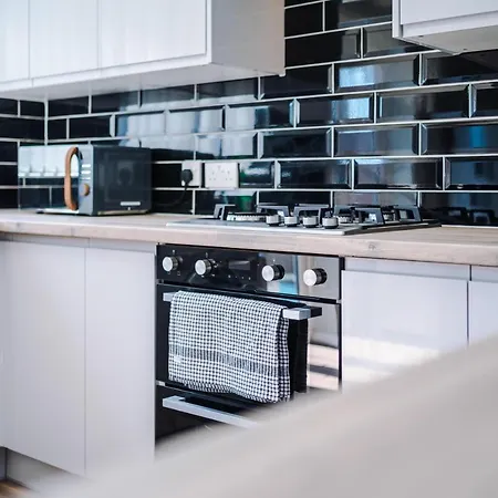 Stylish 4 Bedroom Close To City Centre 度假居 *