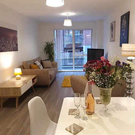 Stylish 2 Bed Apt In Centre *