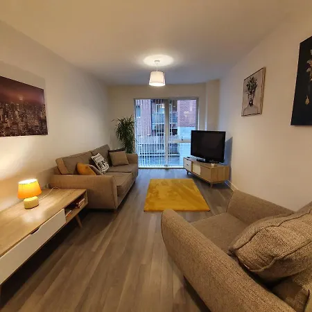 Stylish 2 Bed Apt In Centre *