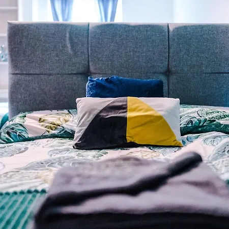Spacious - Sleeps 9 맨체스터