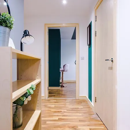 Spacious - Sleeps 9 맨체스터