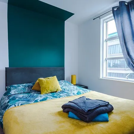 Spacious - Sleeps 9 아파트 맨체스터