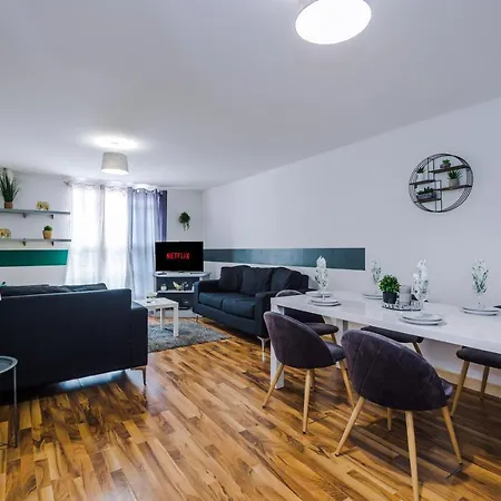 Spacious - Sleeps 9 아파트 맨체스터