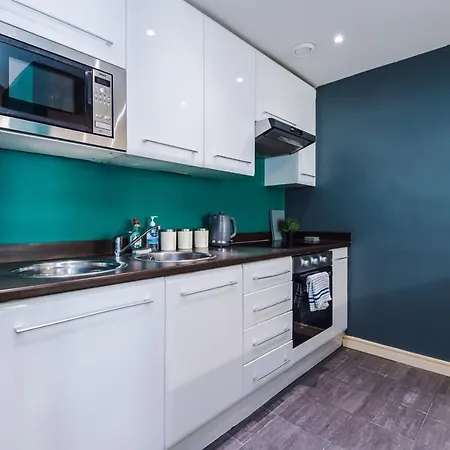 Spacious - Sleeps 9 맨체스터